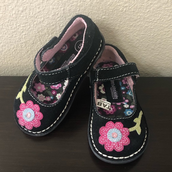 Adorable Oshkosh shoes for little girl Size 5 - Picture 1 of 6